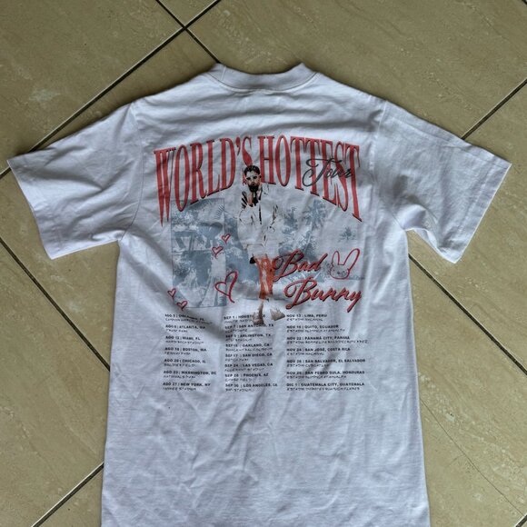 WORLD'S HOTTEST TOUR BAD BUNNY - Picture 2 of 3